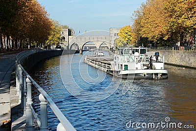 Promenade le long du quai Notre-Dame ÃƒÆ’Ã†â€™Ãƒâ€šÃ‚Â  Tournai en Belgique en automne avec le Pont des trous en perspective Stock Photo
